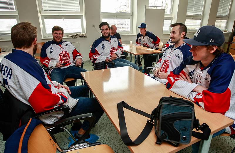 Hokejisté HC Tatry Kopřivnice darovali krev v krevním centru v Ostravě-Porubě.