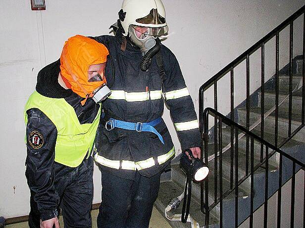 Profesionální i dobrovolné hasičské jednotky se podrobily taktickému cvičení v jednom z panelových domů na sídlišti v Loučce, ve kterém vypukl „požár“ elektroinstalace.