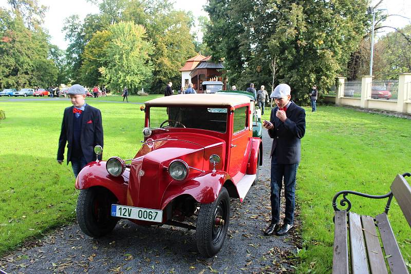 Desítky majitelů automobilových a motocyklových veteránů se sjely do areálu zámku v Kuníně, aby odtud vyrazily na 9. ročník Svatováclavské vyjížďky.