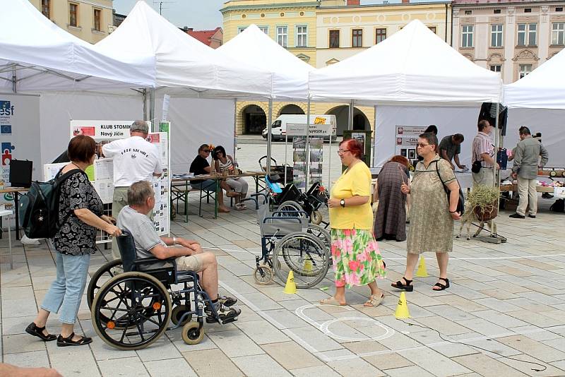 Lidé v Novém Jičíně se ve středu dozvěděli o sociálních službách v okrese. Na Masarykově náměstí představili svou práci poskytovatelé sociálních služeb, pro návštěvníky byl připravený celodenní doprovodný program.