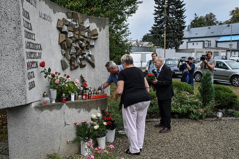 Pozůstalí, účastníci nehody vlaku, ale i další lidé uctili ve středu 8. srpna 2018 ve Studénce památku obětí železničního neštěstí, ke kterému zde došlo před deseti lety.