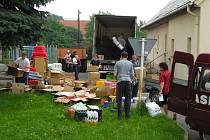 Hasiči vykládají humanitární pomoc, ktreou přivezli do Bludovic, místní části Nového Jičína.