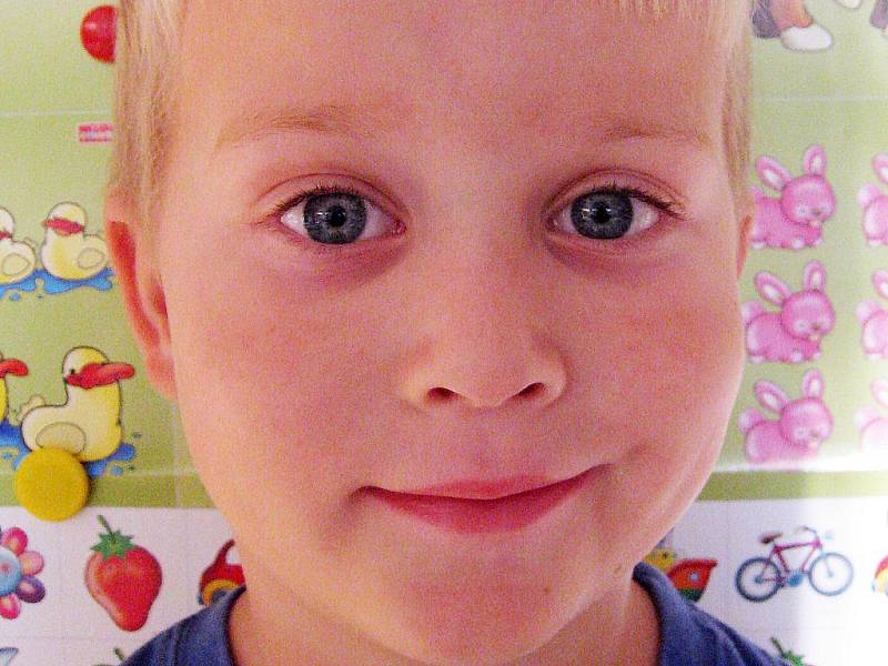 Simon Šustek, 5 let, Nový Jičín: Těším se. Líbí se mi tady a můžu si hrát. Hraju si s dřevěnýma kostkama.