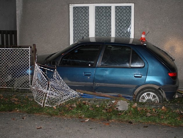 Vozidlo Peugeot 306 devatenáctiletý mladík doslova napasoval mezi plot a zeď domu, navíc řídil téměř se dvěma promile alkoholu, a aby toho nebylo málo, nikdy ani nevlastnil řidičský průkaz.