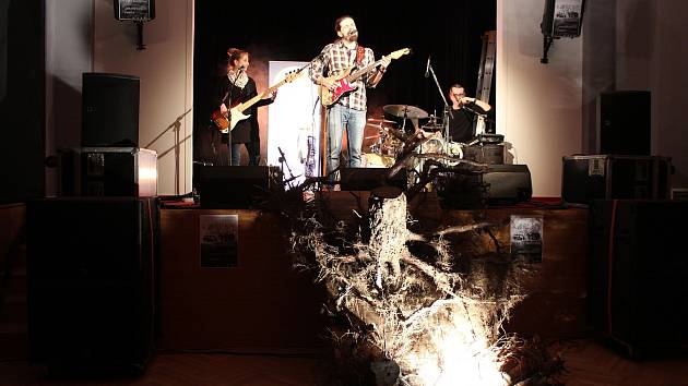 Skupina Café Industrial byla jedním z vystupujícíh na festivalu Kořeny.