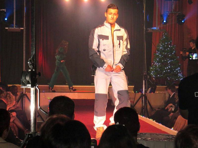 Doslova ve švech praskal v pátek 2. prosince sál kulturního domu v Bílovci, který se navečer proměnil v rámci Velké Vánoční Sára show v módní molo. 