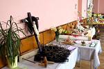 Malý sál kulturního domu v Albrechtičkách zaplnily o víkendu velikonoční dekorace, živé i umělé květiny, perníčky, kraslice, paličkované a háčkované věci, košíky, jarní sadba i zahrádkářské potřeby.