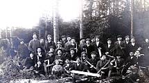 Dobrovolníci při prvním kácení stromů v žilinském lese v roce 1924. Stromy byly použité na stavbu sokolovny, která začala o dva roky později.