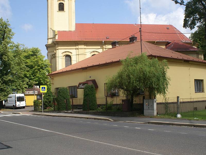 Do fary ve Slezské Ostravě (domek vpravo) se v květnu 1887 vloupal vrah Antonín Schimek a postřelil kněze Jana Bittu.