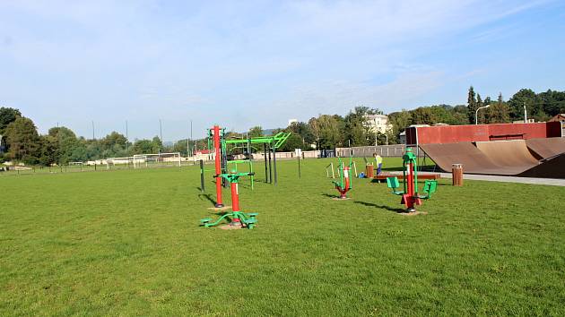 Na tréninkovém fotbalovém hřišti ve Fulneku jsou skatepark a cvičící prvky. Září 2022.