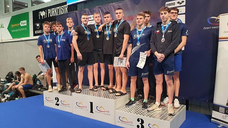 Plavci Nového Jičína na zimním mistrovství ČR seniorů a juniorů v prosinci 2021 v Plzni vybojovali celkem 25 medailí.