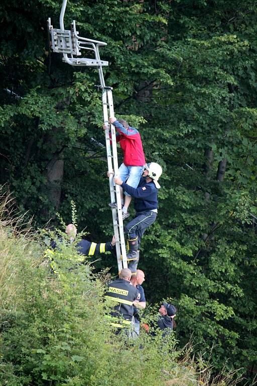 Záchrana lidí z lanovky ve Frenštátě pod Radhoštěm. 