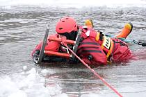 Bílovečtí hasiči absolvovali výcvik na ledě Bílovecké přehrady v úterý 25. ledna 2022.