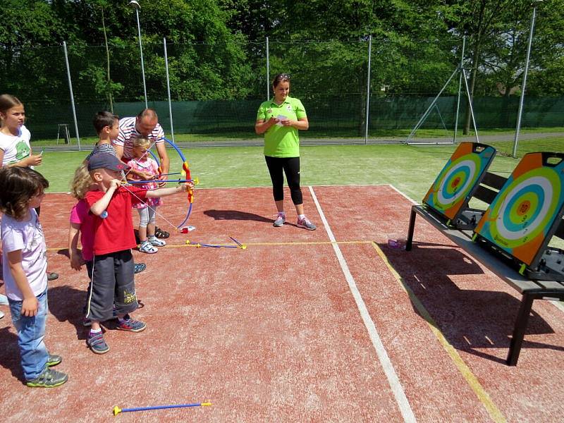 První červnová sobota se v Šenově u Nového Jičína nesla ve znamení oslav. U příležitosti dětského dne tam slavnostně otevřeli nově vybudované sportoviště, které nabízí dětem i dospělým rozmanité prvky.