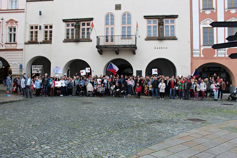 Demonstrace za nezávislou justici a proti vládě v Novém Jičíně, 28. května 2019.