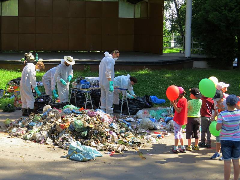 Kolik recyklovatelného odpadu se dá najít ve směsném odpadu měli možnost vidět v úterý 18. června návštěvníci městského parku v Příboře.