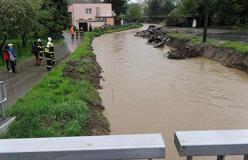 Dramatická situace panovala i na říčce Porubce. Povodňový krizový štáb zajištoval nezbytná opatření na říčce, která hrozyla záplavami.