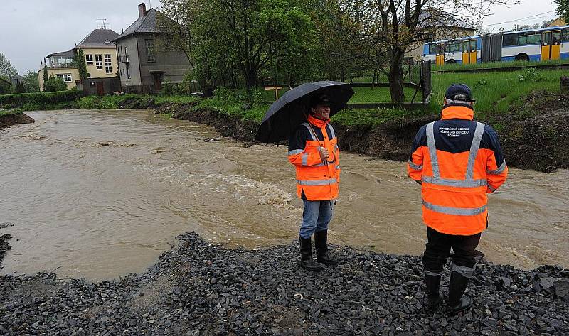 Dramatická situace panovala i na říčce Porubce. Povodňový krizový štáb zajištoval nezbytná opatření na říčce, která hrozyla záplavami.