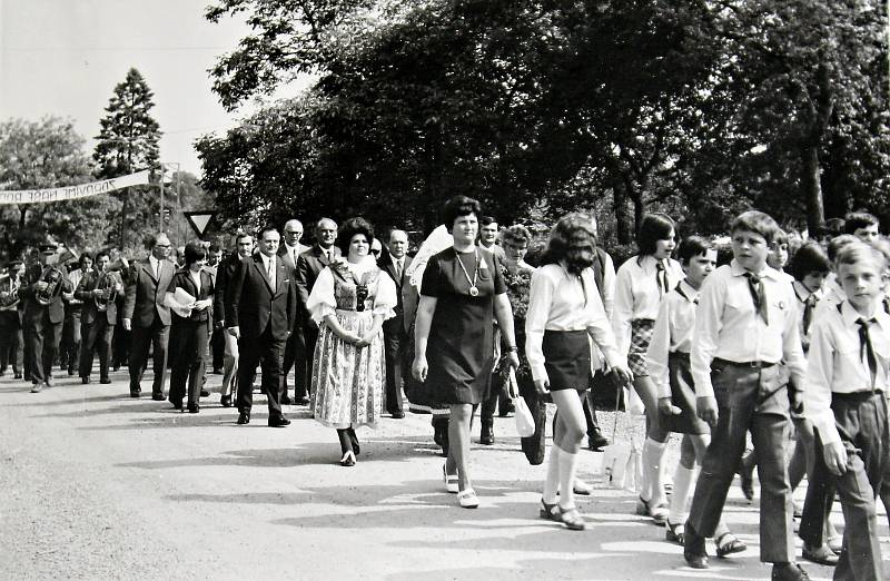 Průvod při oslavách 600. výročí od první zmínky o založení obce Bernartice nad Odrou  v roce 1974.