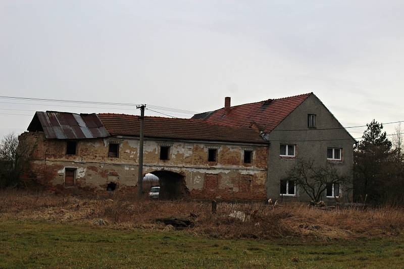 Kujavy byly kdysi čistě německá obec. Po válce zůstaly vylidněné. Dnes tam je možno najít některá pěkná místa.