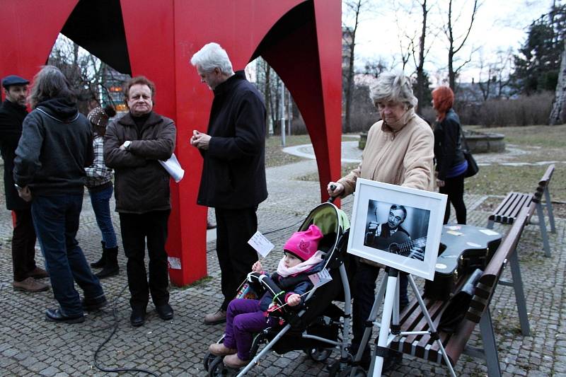 Od pamětní desky T. G. Masaryka k pamětní dece Karla Kryla se ve čtvrtek 7. března v podvečer prošli účastníci vzpomínkové akce na tyto dva české velikány.