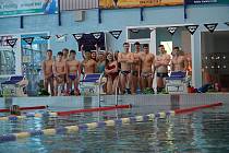 Patnáct plavců PK Nový Jičín na únorovém soustředění v pardubickém bazénu.