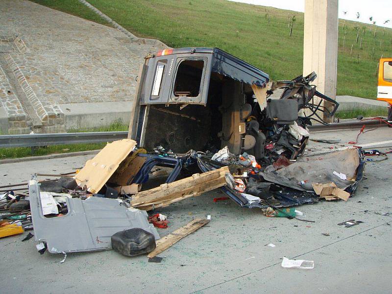 Dnes brzy ráno došlo k tragické nehodě na dálnici D1na úrovni obce Kujavy, ve směru na Bohumín.