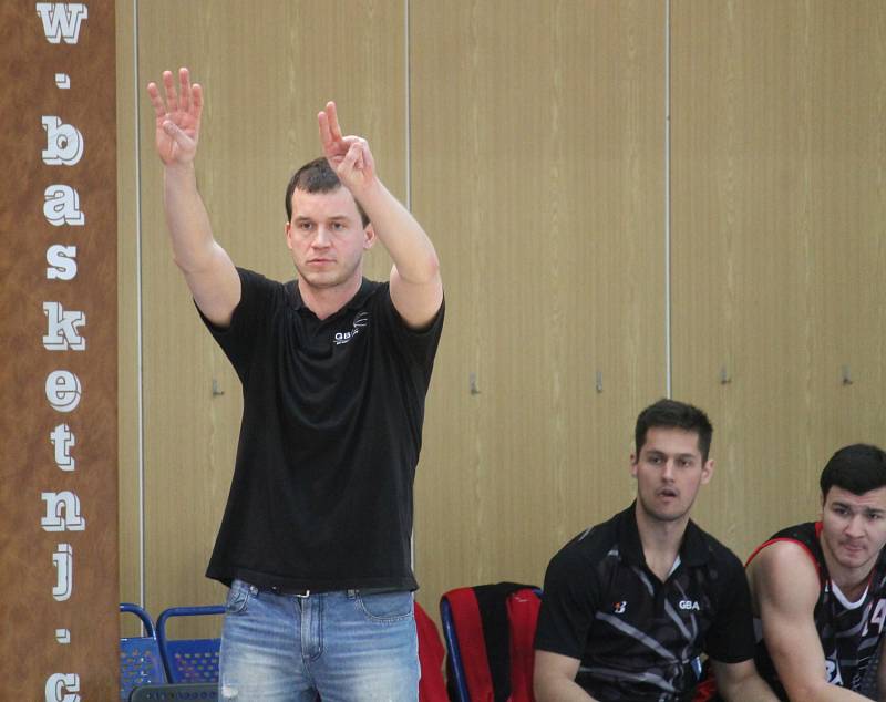 Novojičínští basketbalisté (v bílém) prohráli v posledním domácím utkání play-out s akademií pražské Sparty 71:91 (23:34, 40:60, 53:78).