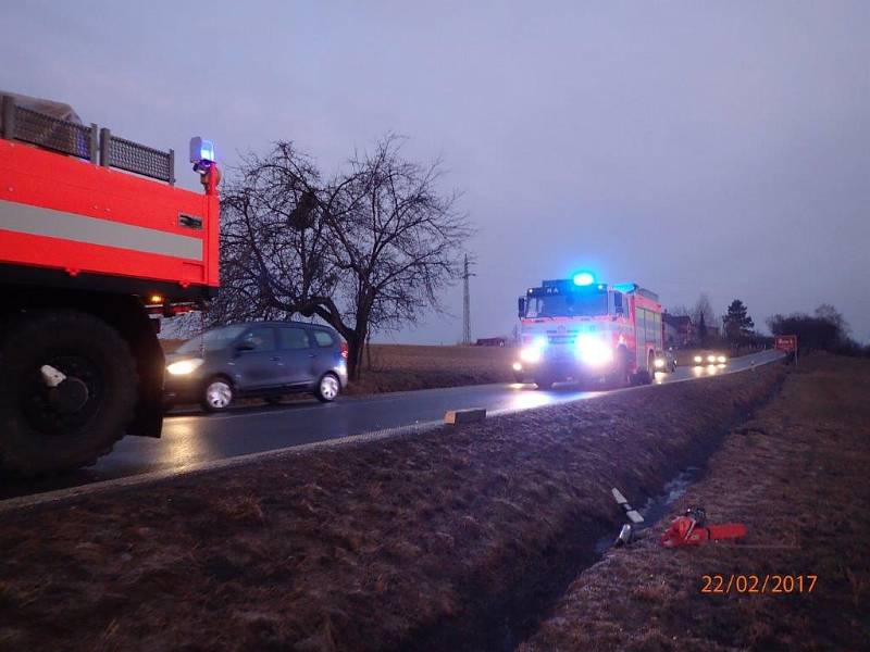 Zásah hasičů u nehody v Kopřivnici. 