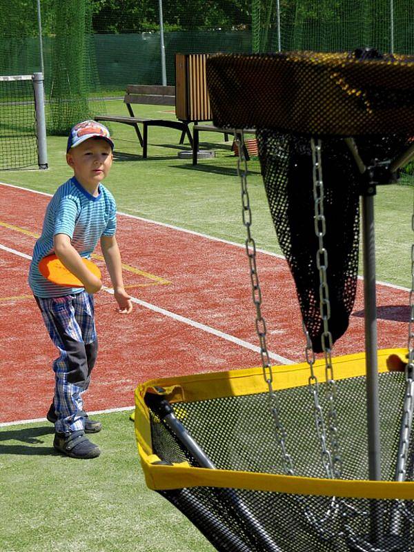 První červnová sobota se v Šenově u Nového Jičína nesla ve znamení oslav. U příležitosti dětského dne tam slavnostně otevřeli nově vybudované sportoviště, které nabízí dětem i dospělým rozmanité prvky.