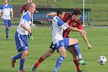 NOVOJIČÍNŠTÍ FOTBALISTÉ (v bílo-modrém) nenavázali na výhru z dohrávky a Jeseníku doma podlehli 0:2. 