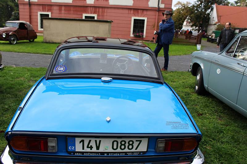 Desítky majitelů automobilových a motocyklových veteránů se sjely do areálu zámku v Kuníně, aby odtud vyrazily na 9. ročník Svatováclavské vyjížďky.