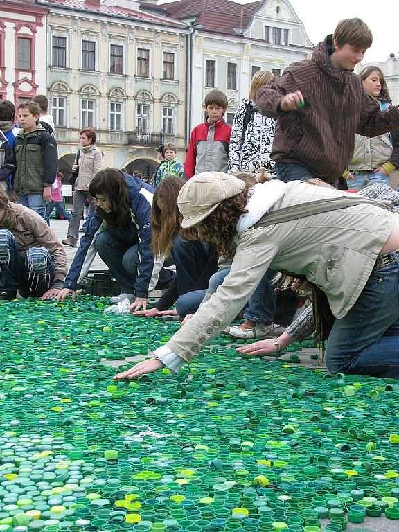 Další republikový rekord, největší zelený bot z plastových uzávěrů má v průměru 10 metrů.