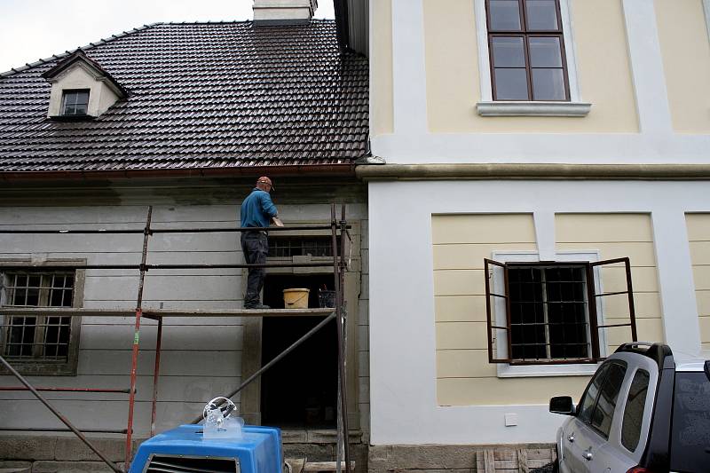 Katolická fara v Suchdole nad Odrou od vídeňského architekta Johanna Lucase Hildebrandta konečně prochází rozsáhlou rekonstrukcí. Před pár lety to byl zchátralý objekt.