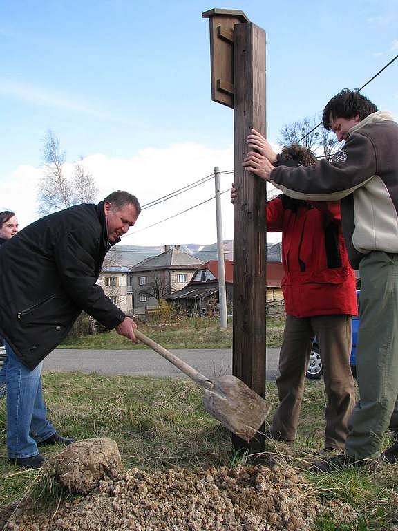 Ceduli chráněné krajinné oblasti Beskydy ve středu 9. dubna zasadili před těžebními věžemi, tyčícími se nad Frenštátem, společně se správou CHKO Beskydy a starosty Frenštátu a Trojanovic také poslanci zastupující Výbor pro životní prostředí parlamentu ČR.