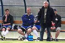 Fotbalový trenér Tibor Takáč z Příbora zakončil svou bohatou kariéru. Na snímku je ještě na lavičce Suchdolu nad Odrou.