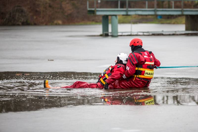 Cvičení profesionálních hasičů na vodní nádrží v Bílovci.