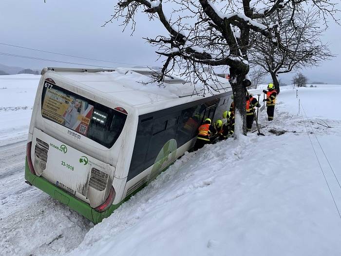 Zapadlý autobus a záchrana pasažérů a řidiče v Tiché na Novojičínsku. Neděle 14. února.