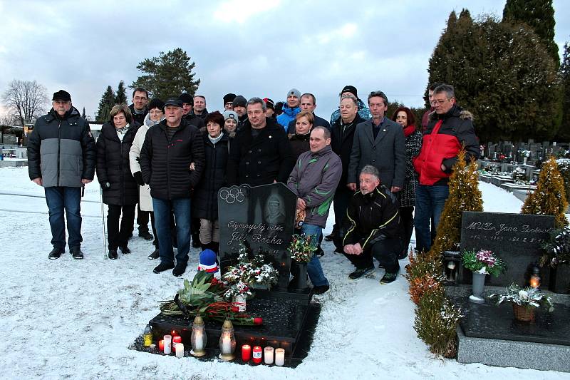 Několik bývalých skokanů na lyžích a příznivců skoku na lyžích se ve čtvrtek 20. ledna 2022 sešlo u hrobu Jiřího Rašky na frenštátském hřbitově, aby si připomněli desáté výročí úmrtí legendárního sportovce.