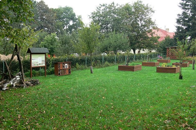 Základní škola v Jeseníku nad Odrou se nachází na kopci vedle kostela.
