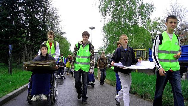 Vedoucí odboru dopravy v Odrách, Základní škola Odry na Komenského ulici a Klub Zvoneček uspořádali ve čtvrtek akci s názvem Bezbariérové chodníky v Odrách. Cílem akce bylo zmapovat stav chodníků ve městě, navrhnout bezbariérové trasy.