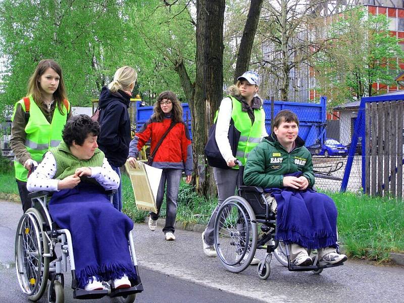 Vedoucí odboru dopravy v Odrách, Základní škola Odry na Komenského ulici a Klub Zvoneček uspořádali ve čtvrtek akci s názvem Bezbariérové chodníky v Odrách. Cílem akce bylo zmapovat stav chodníků ve městě, navrhnout bezbariérové trasy.