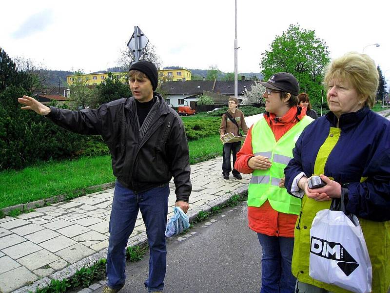 Vedoucí odboru dopravy v Odrách, Základní škola Odry na Komenského ulici a Klub Zvoneček uspořádali ve čtvrtek akci s názvem Bezbariérové chodníky v Odrách. Cílem akce bylo zmapovat stav chodníků ve městě, navrhnout bezbariérové trasy.