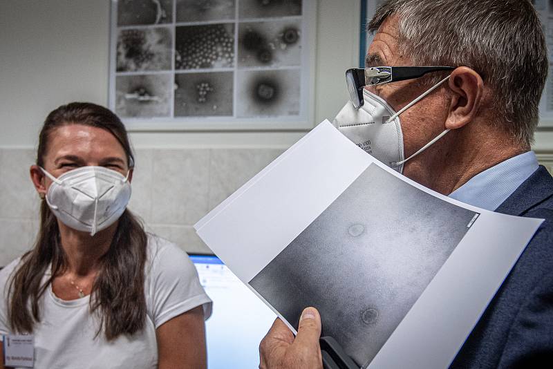 Premiér Andrej Babiš si prohlíží fotografie koronaviru (SARS-Cov-2) ve Zdravotní ústavu v Ostravě, 15. července 2021.