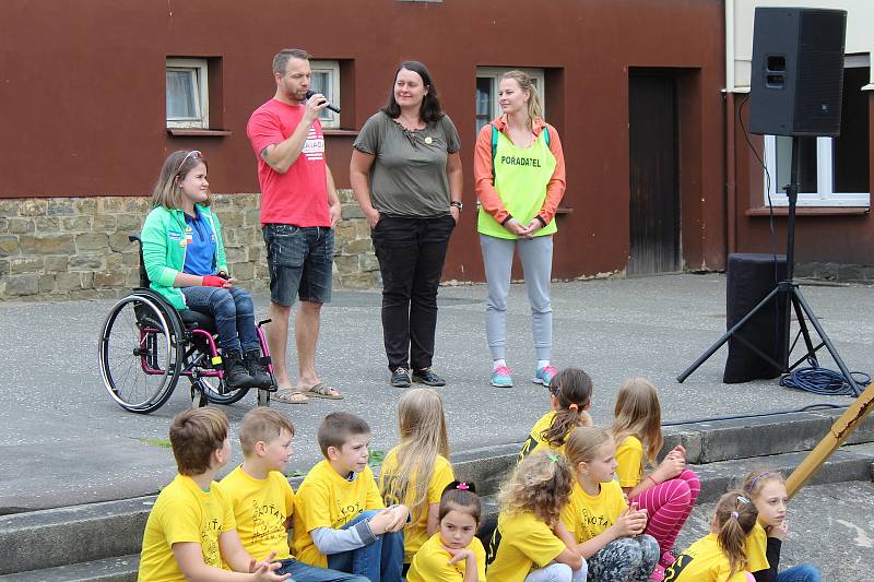 Kristýnka lyžuje na monoski. Premiérový benefiční běh, který pořádala skupina žáků Smajlíci ze Základní školy T. G. Masaryka v Bílovci, jí má pomoci v jejím sportovním snažení.