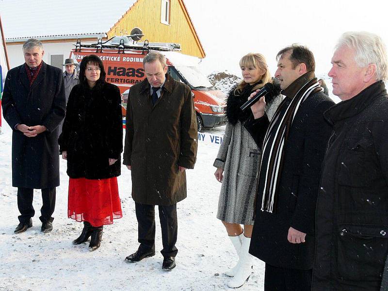 Náročný půlrok mají za sebou kvůli červnové povodni starostové Pavel Hasalík (vpravo), Tomáš Machýček (s mikrofonem), a Dagmar Novosadová (druhá zleva).