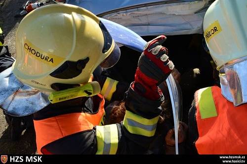 Dvě jednotky hasičů zasahovaly v úterý krátce po poledni v Sedlnici u nehody osobního automobilu Alfa Romeo 147, který narazil do zdi rodinného domku.