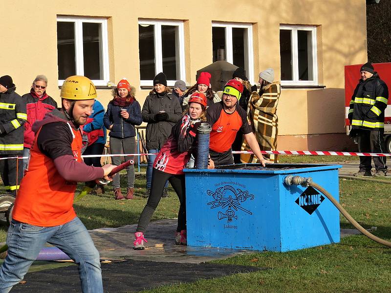 Čtyřiadvacátý ročník hasičské Mikulášské soutěže v Lukavci, místní části Fulenku, se vydařil i přes chladné počasí.