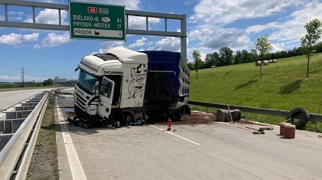 Nehoda, na dálnici D48 v Příboře prorazil kamion svodidla a vjel do  protisměru - Moravskoslezský deník