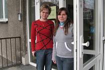 Denisa Petrová (vlevo) a Aneta Chochrunová našly dvanáct tisíc, které vzápětí odvezdaly.